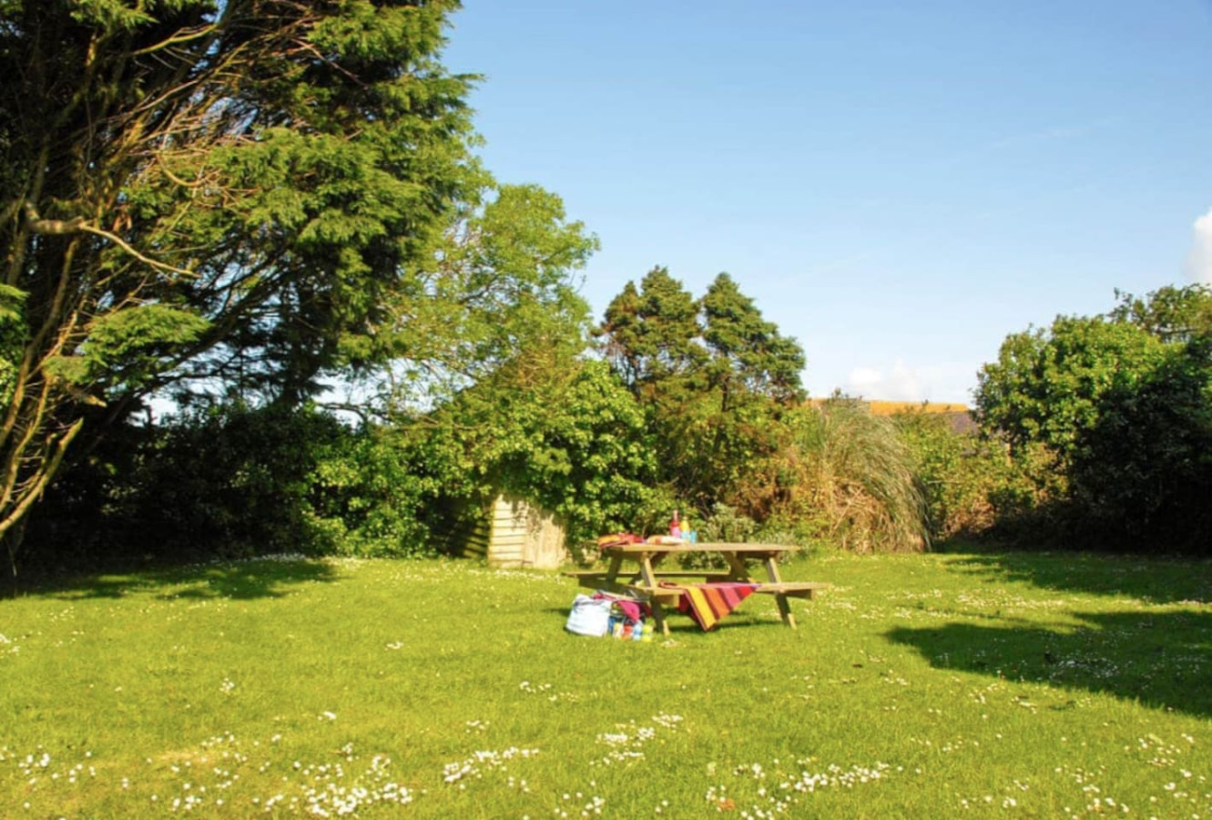 an-idyllic-countryside-cottage-stay-near-the-sea/