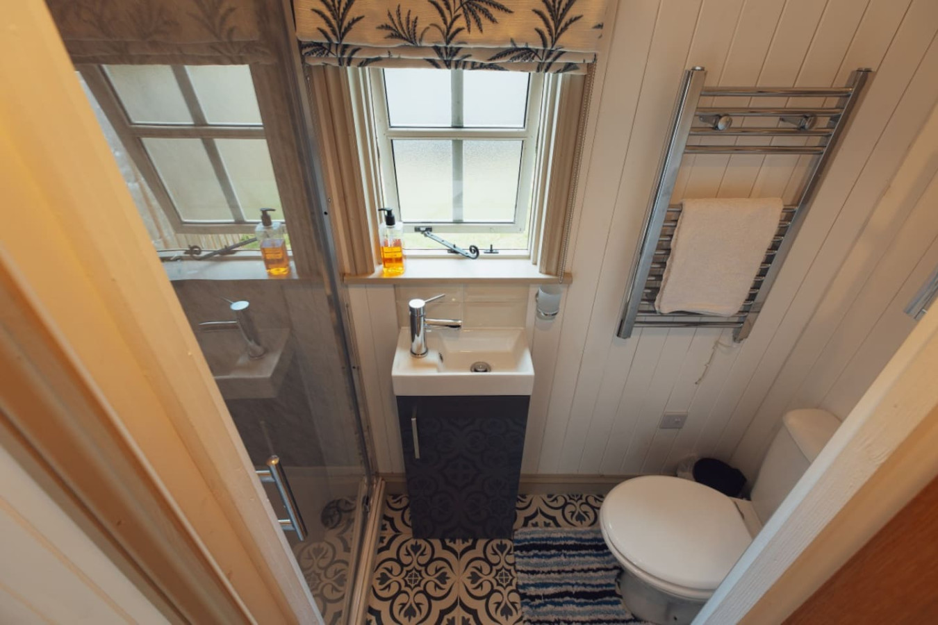 the-charming-jasmine-shepherd's-hut-pembrokeshire/