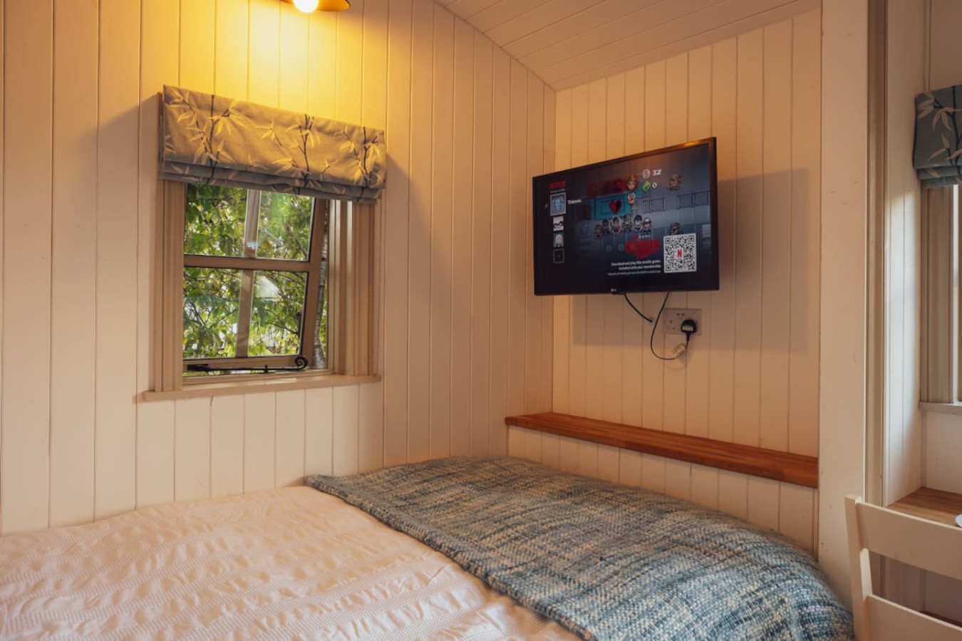 the-charming-jasmine-shepherd's-hut-pembrokeshire/