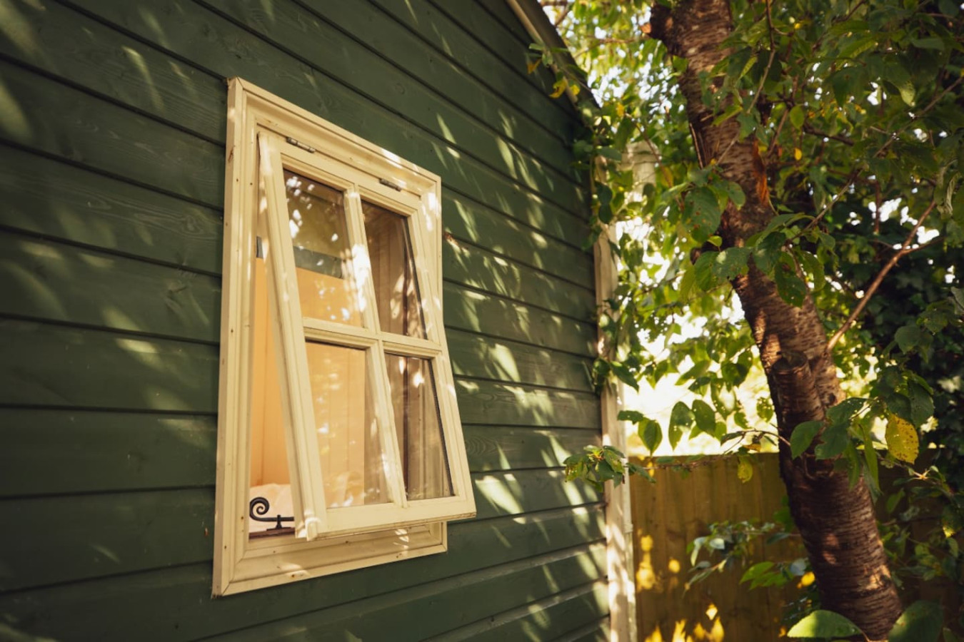 the-charming-jasmine-shepherd's-hut-pembrokeshire/