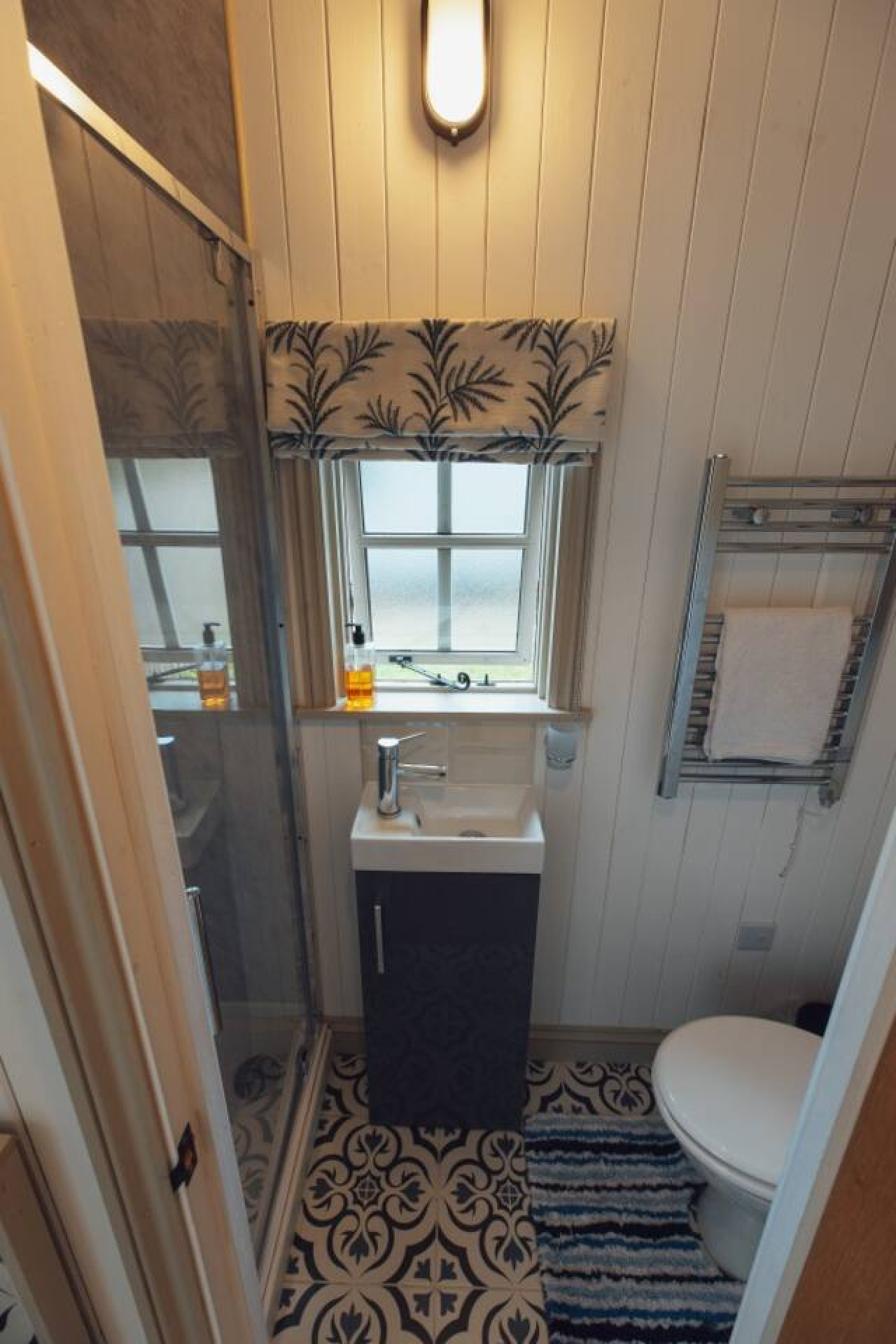 the-charming-jasmine-shepherd's-hut-pembrokeshire/