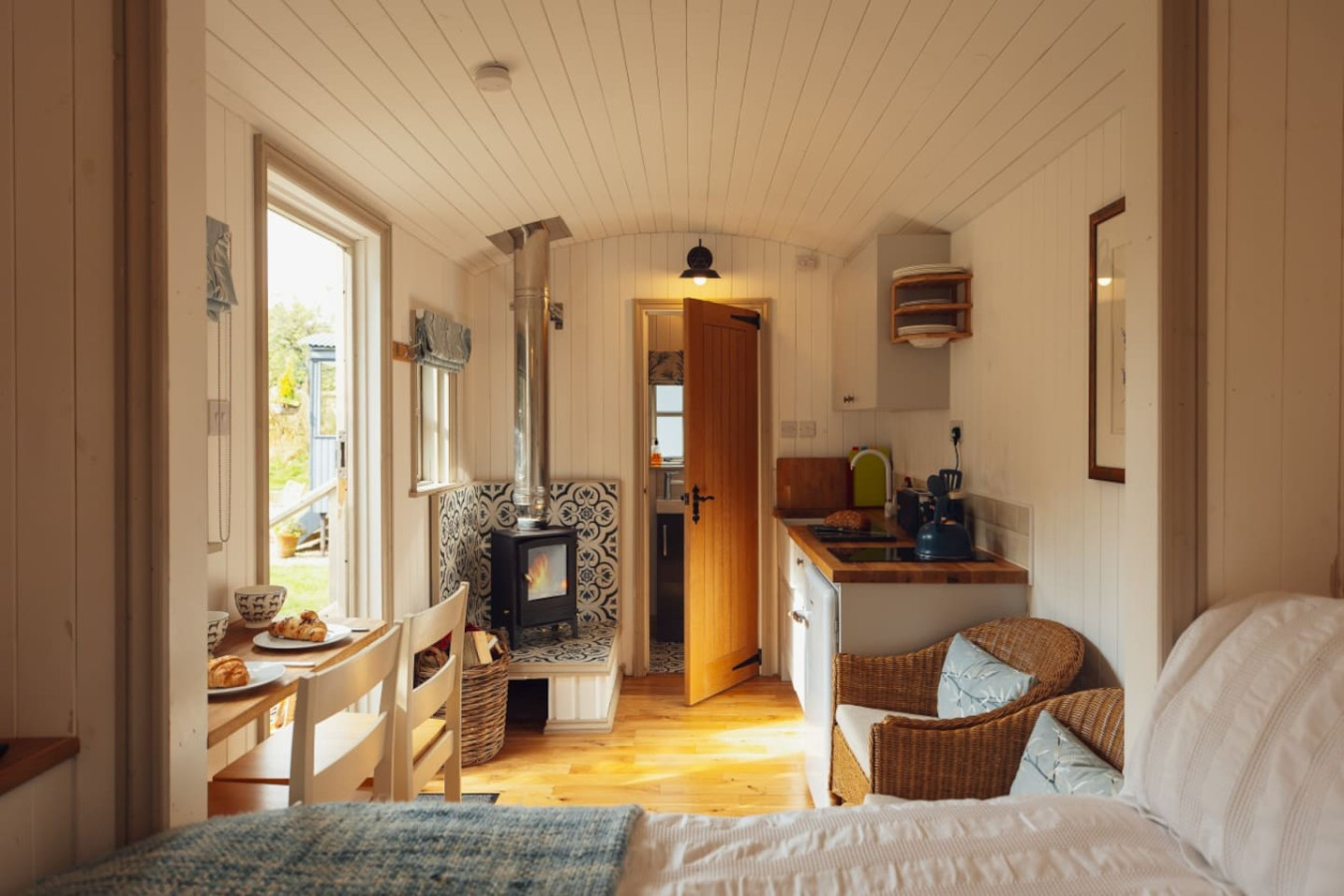 the-charming-jasmine-shepherd's-hut-pembrokeshire/