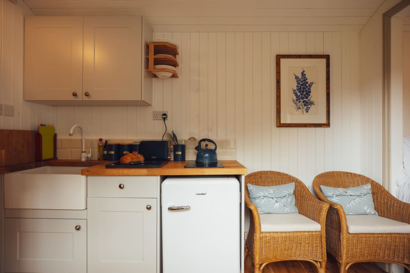 the-charming-jasmine-shepherd's-hut-pembrokeshire/