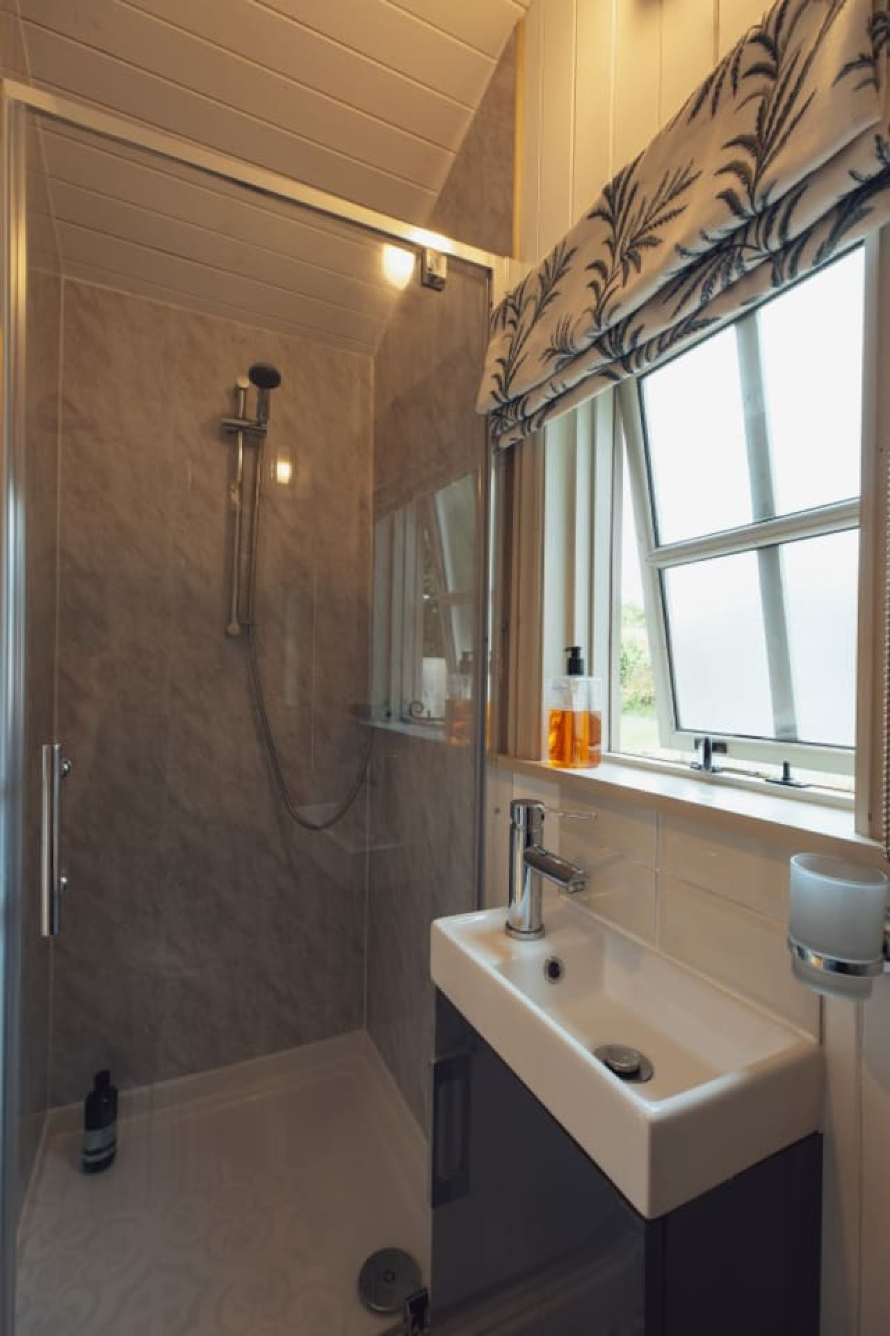 the-charming-jasmine-shepherd's-hut-pembrokeshire/