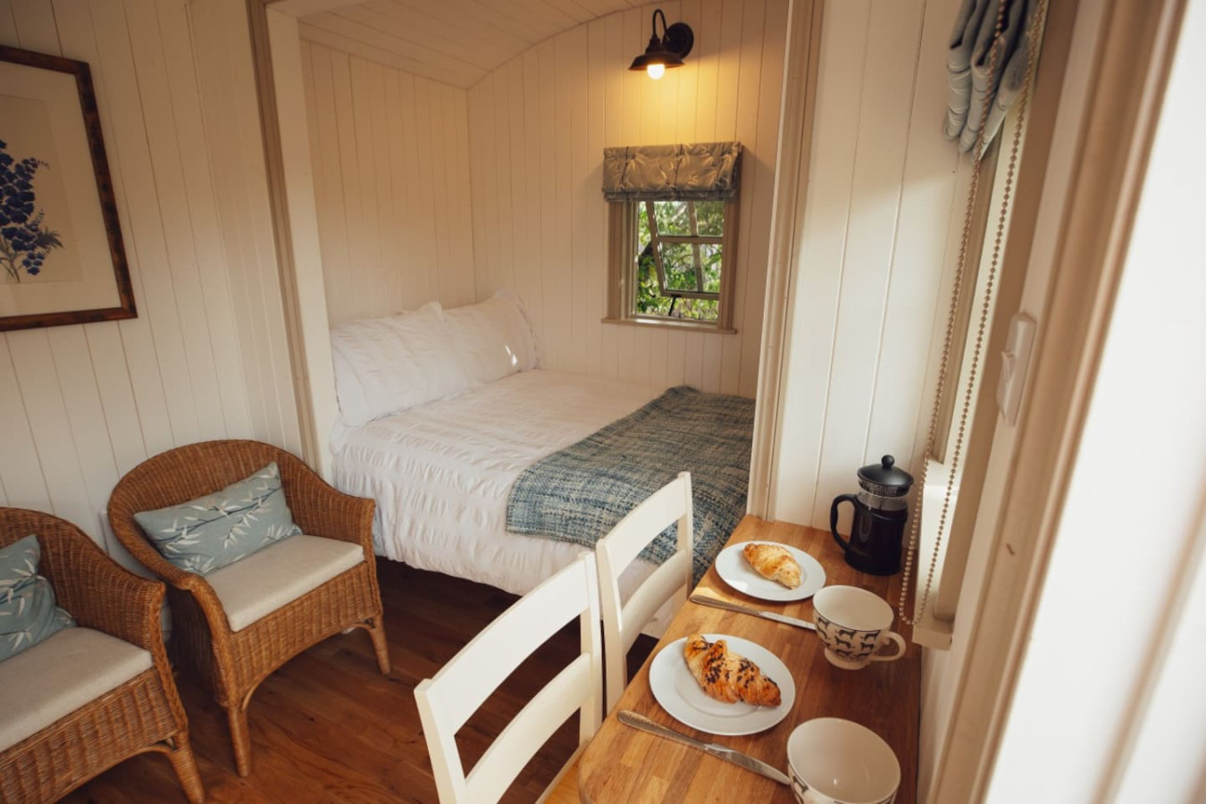 the-charming-jasmine-shepherd's-hut-pembrokeshire/