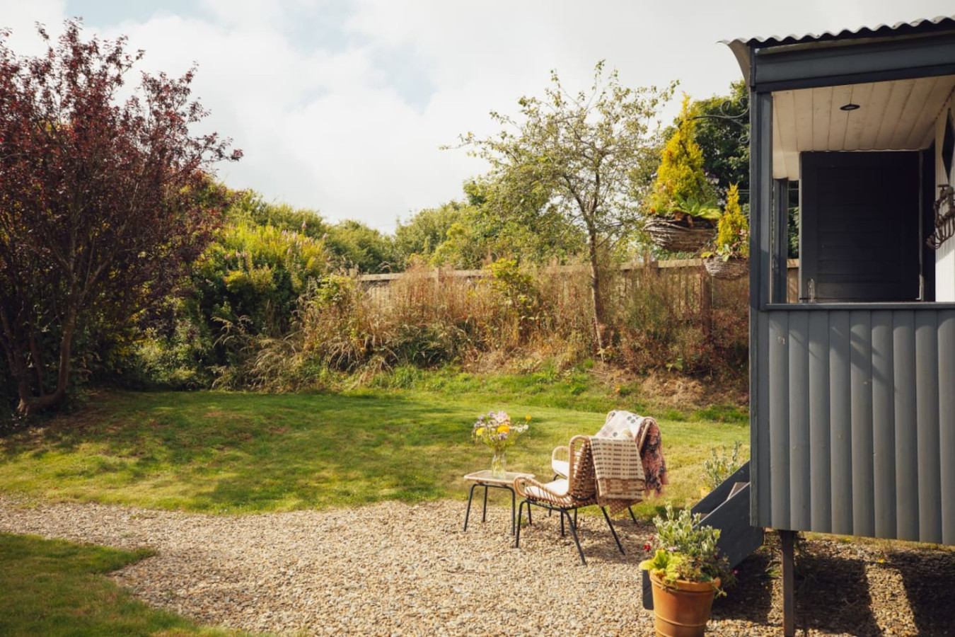 modern-and-inviting-shepherd's-hut-pembrokeshire/