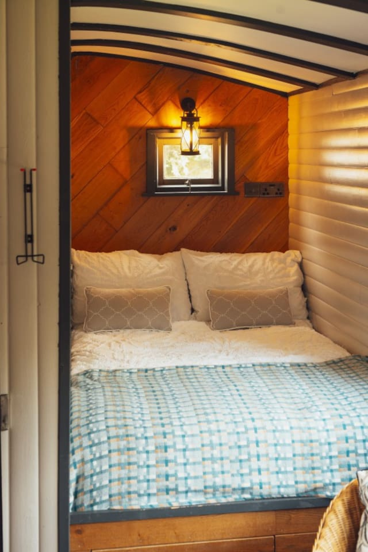 modern-and-inviting-shepherd's-hut-pembrokeshire/