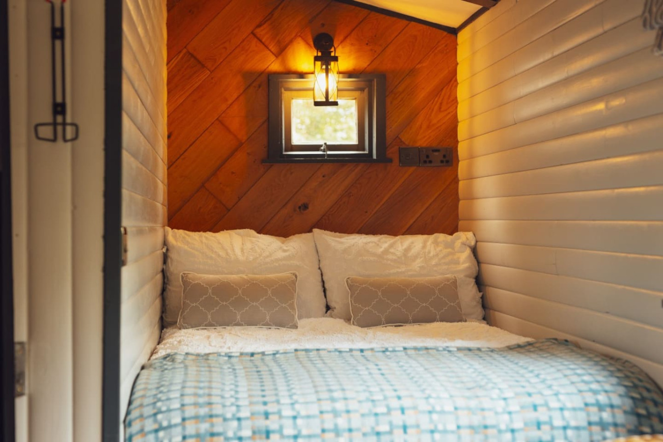 modern-and-inviting-shepherd's-hut-pembrokeshire/