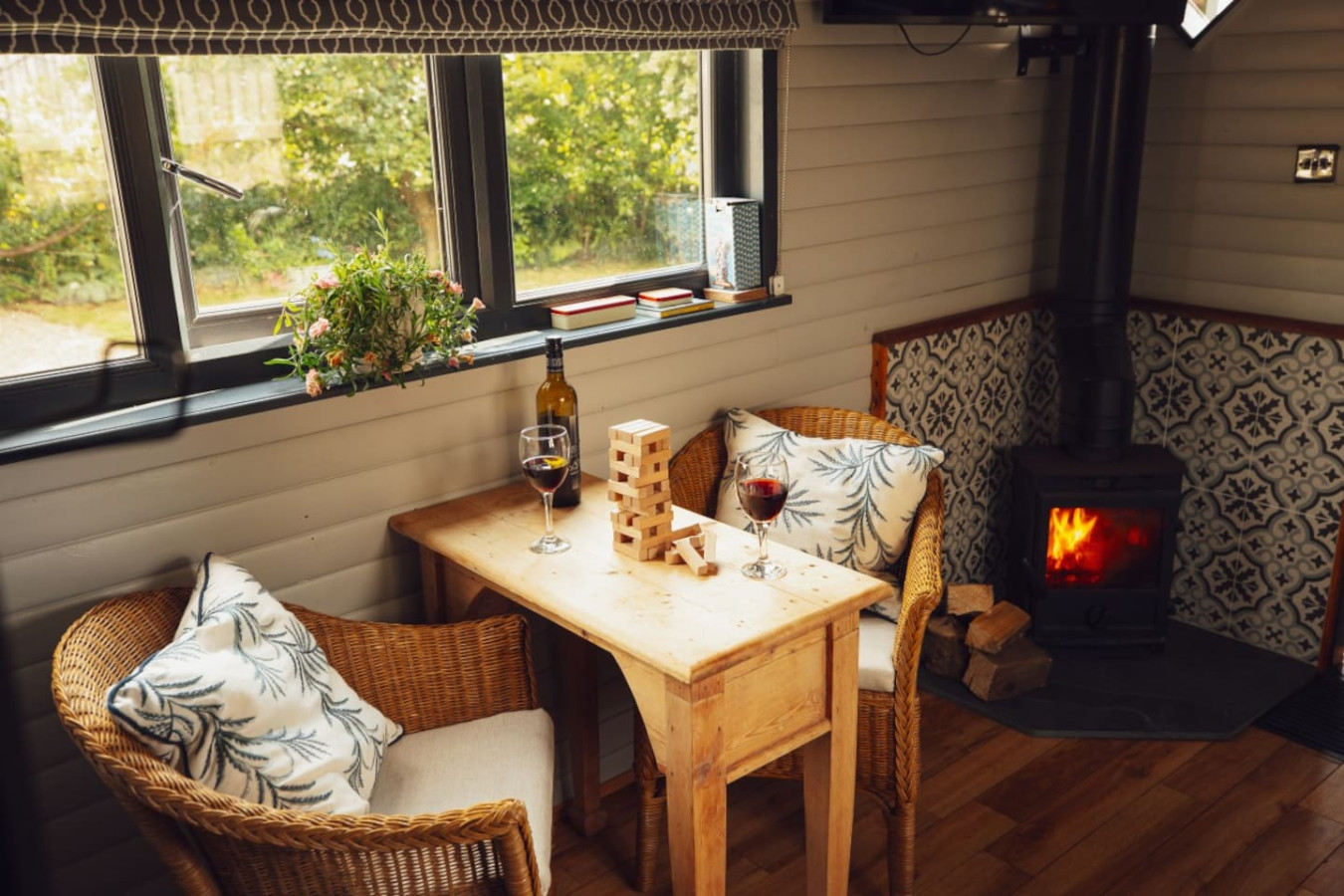 modern-and-inviting-shepherd's-hut-pembrokeshire/