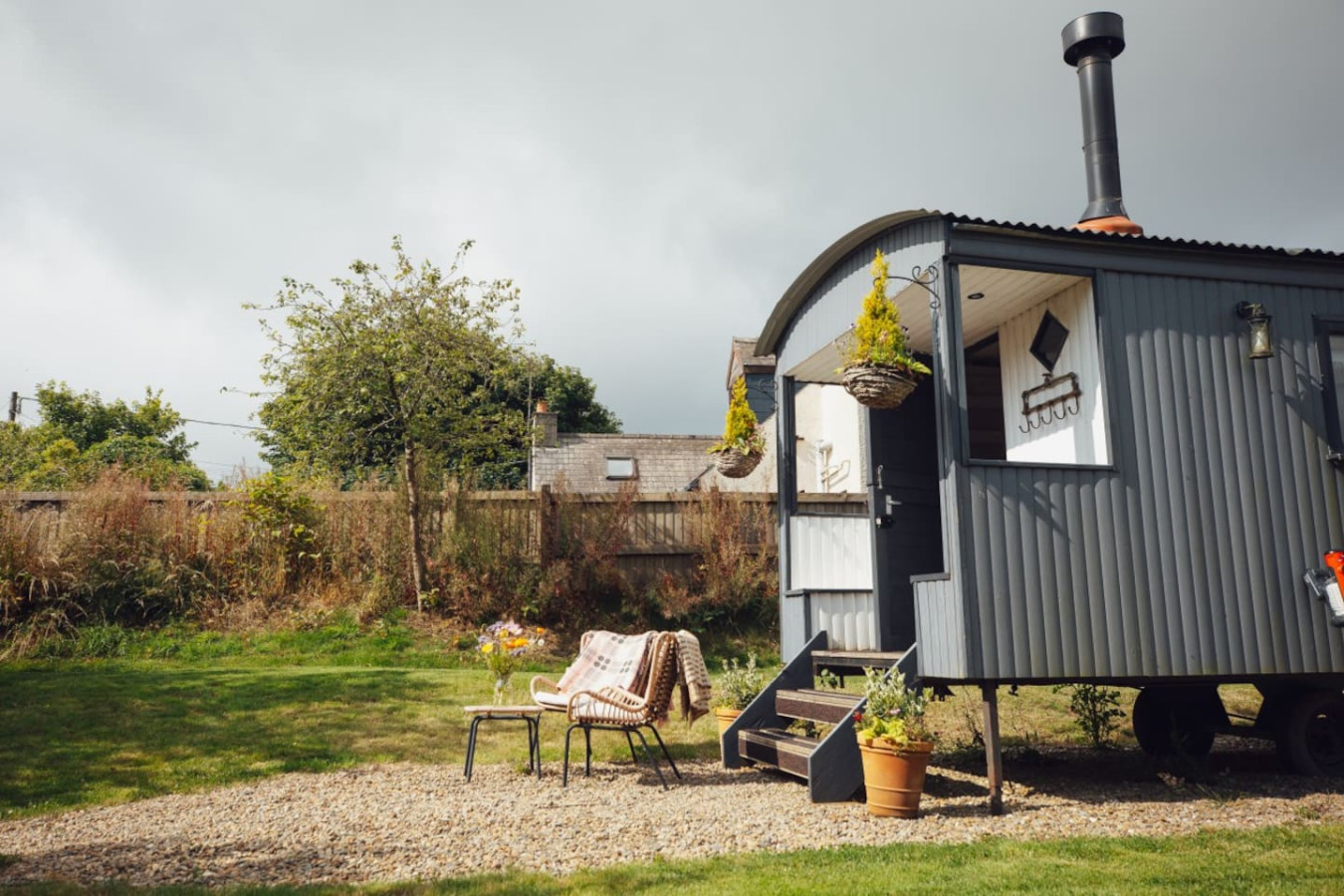 modern-and-inviting-shepherd's-hut-pembrokeshire/