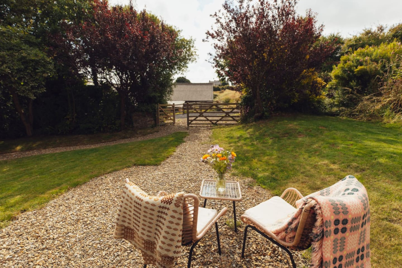 modern-and-inviting-shepherd's-hut-pembrokeshire/