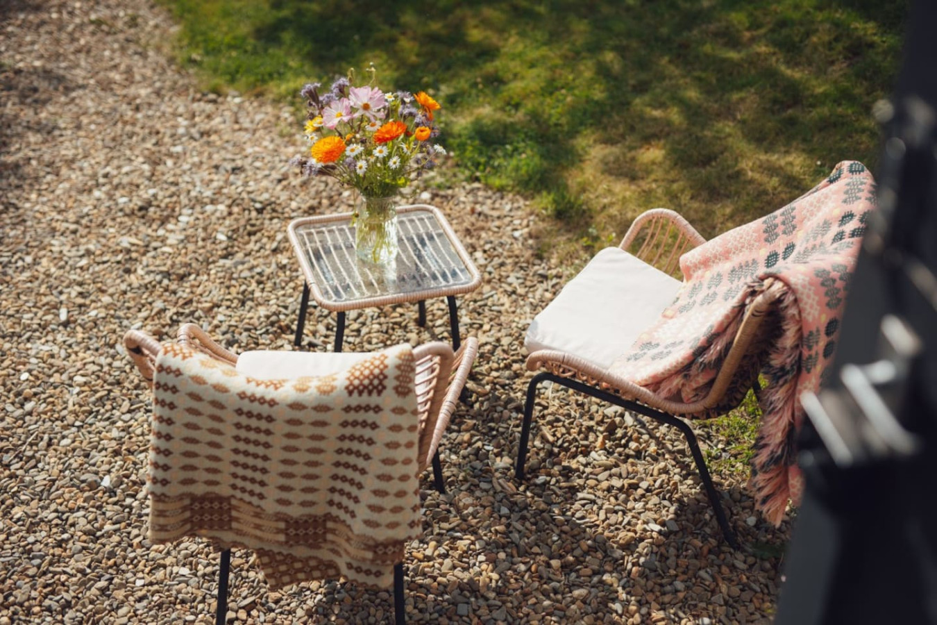 modern-and-inviting-shepherd's-hut-pembrokeshire/