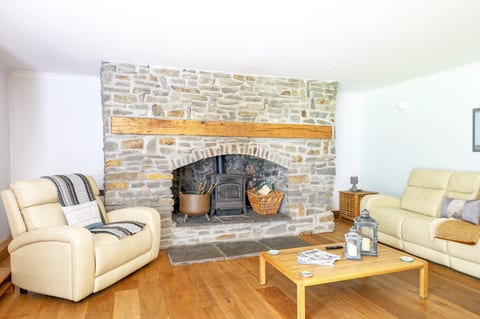 Teilo Barn - 4 Bedrooms