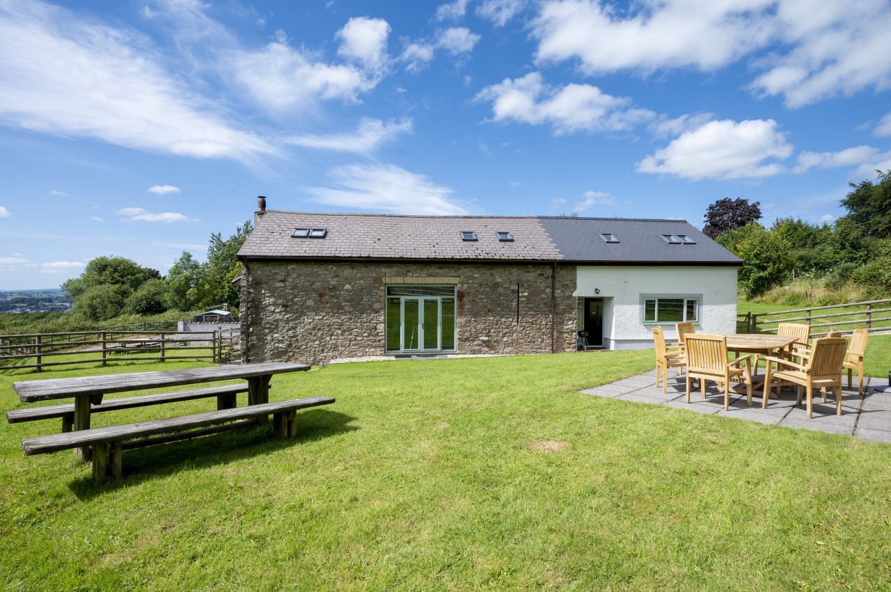 Teilo Barn - 4 Bedrooms