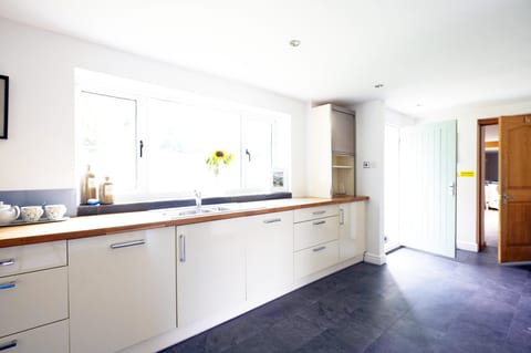 Teilo Barn - 4 Bedrooms