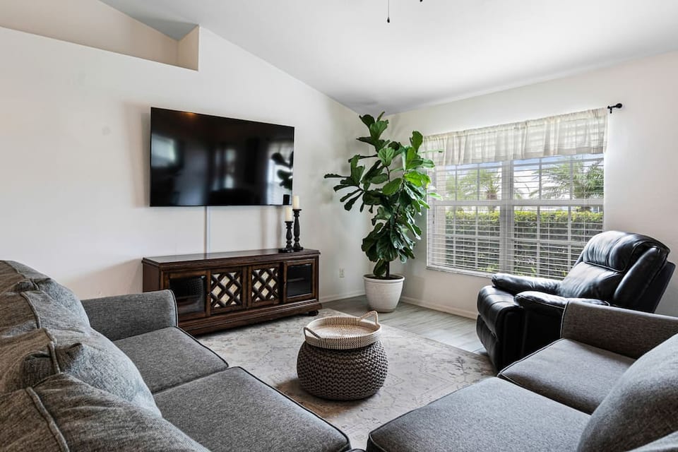 Living room/sofa with pull out bed. Large TV with FREE Netflix. Leather recliner