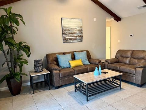 Cozy home/New Hot TubSeaWorld/SixFlags/Riverwalk