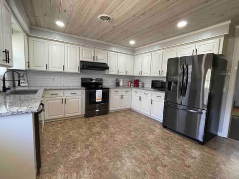4Bedroom Home Near Mineral Springs Park