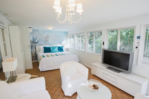 The Garden bedroom gives you a panoramic view of –you guessed it– the garden. Take a deep breath and rejuvenate.