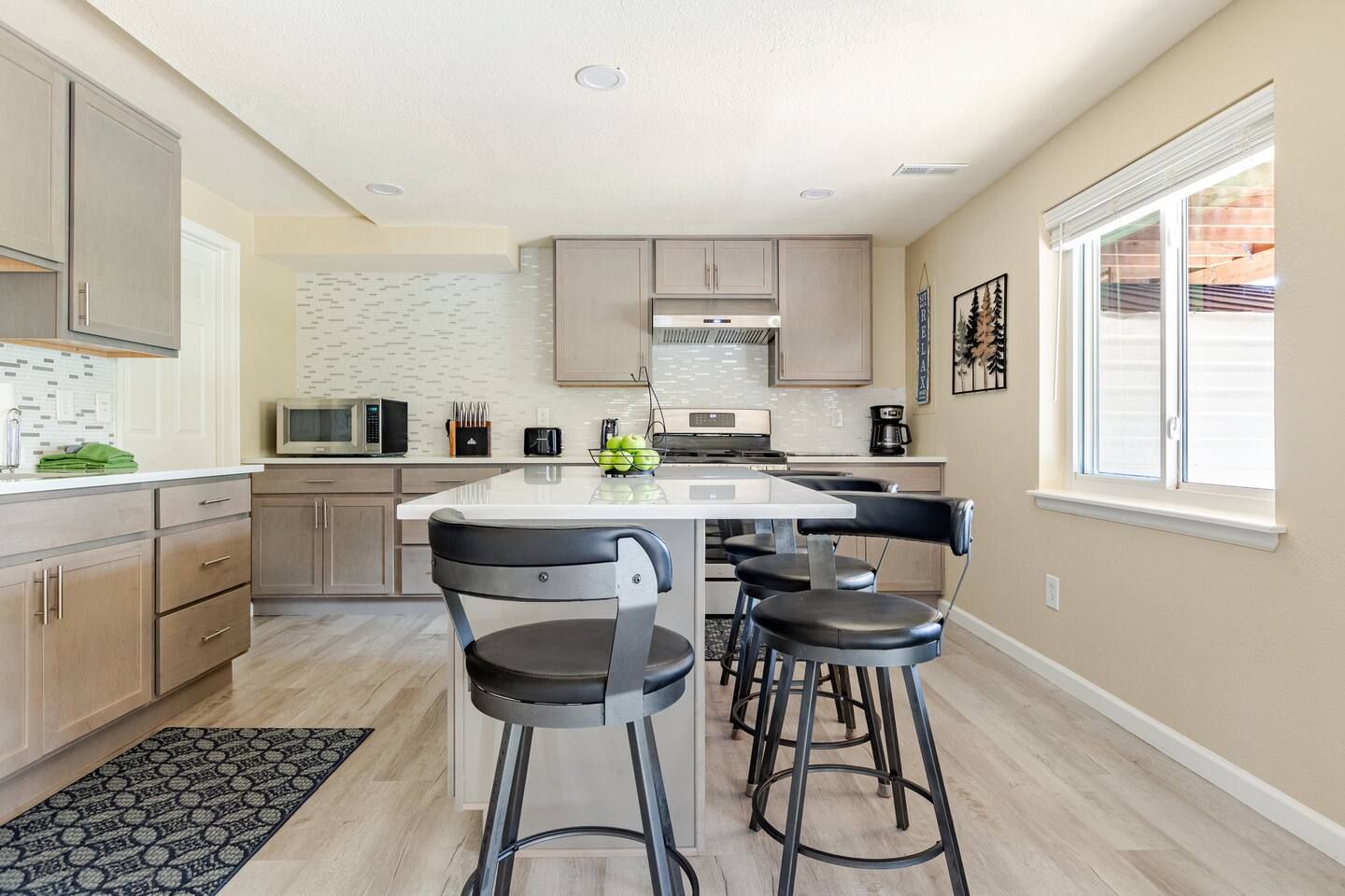 Relax with a Waterfall, Full Kitchen and King bed