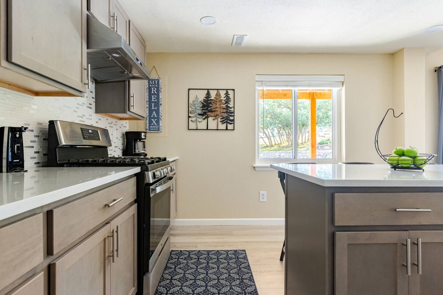 Relax with a Waterfall, Full Kitchen and King bed
