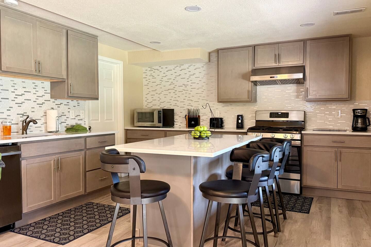 Relax with a Waterfall, Full Kitchen and King bed