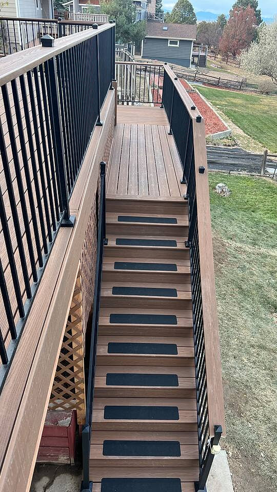 10 outside stairs to access the entrance thru the yard
