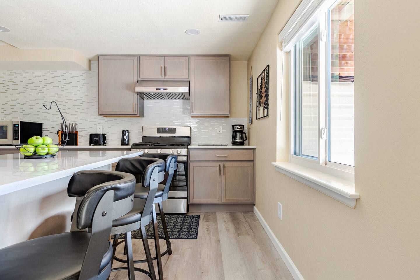 Relax with a Waterfall, Full Kitchen and King bed