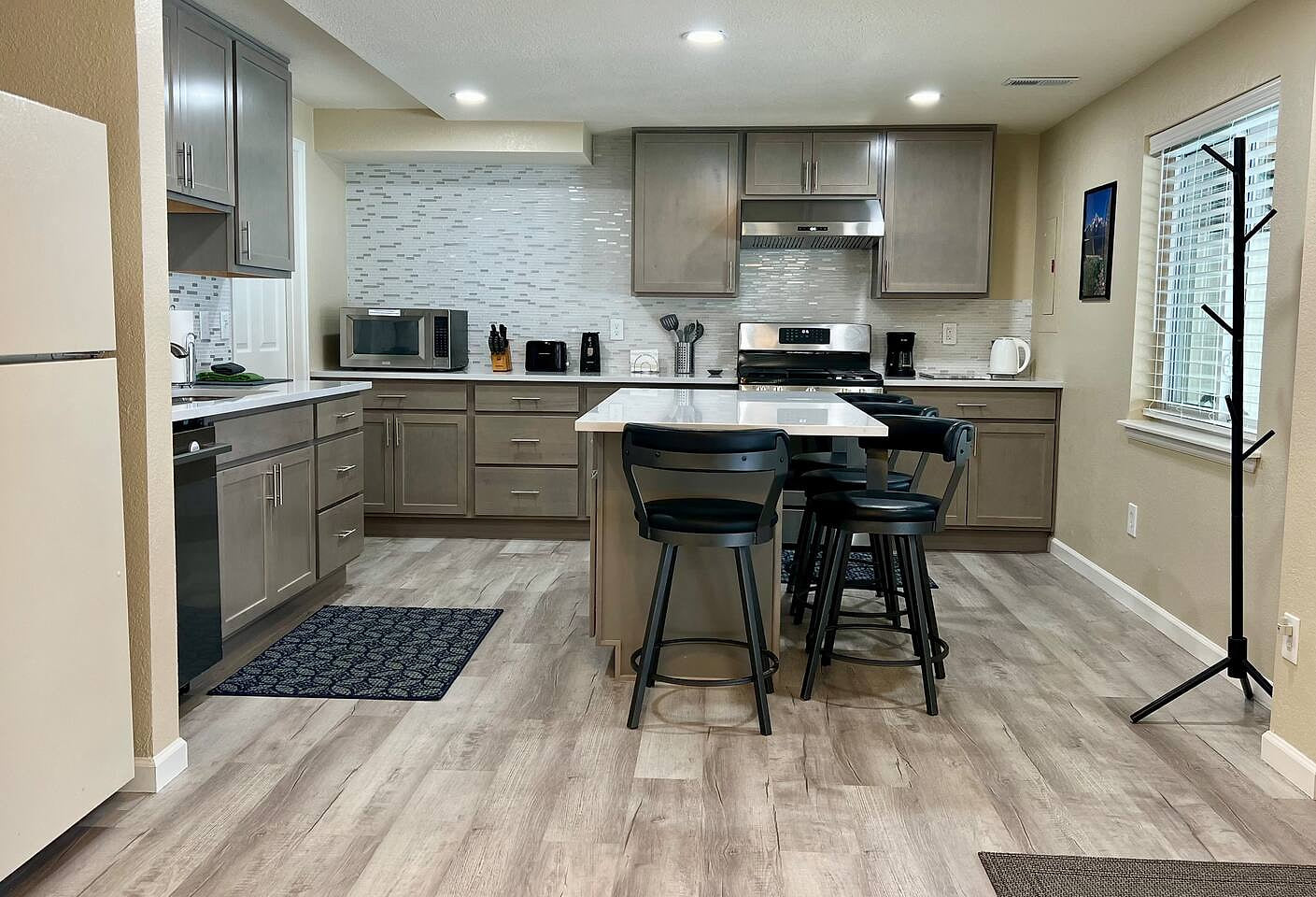 Brand new fully Equipped kitchen with gas range and dishwasher. Looking for a longer stay, this kitchen has everything you need. Relax with a Waterfall, Full Kitchen and King bed