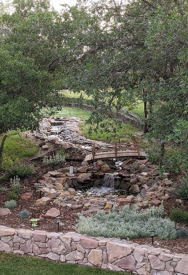Seasonal waterfalls with peaceful, relaxing sounds to enjoy the patio, while watching for the deer and birds who visit. Relax with a Waterfall, Full Kitchen and King bed