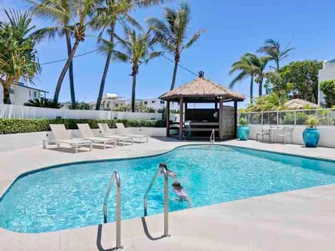 The resort pool is heated to 28°c all year round and is surrounded by sun lounges. There is also an outdoor shower, 2 bathrooms with showers, a steam room and sauna