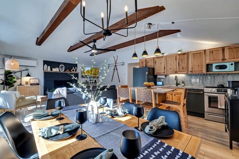 4BR | Hot Tub | Karaoke | Close to Skiing image 4