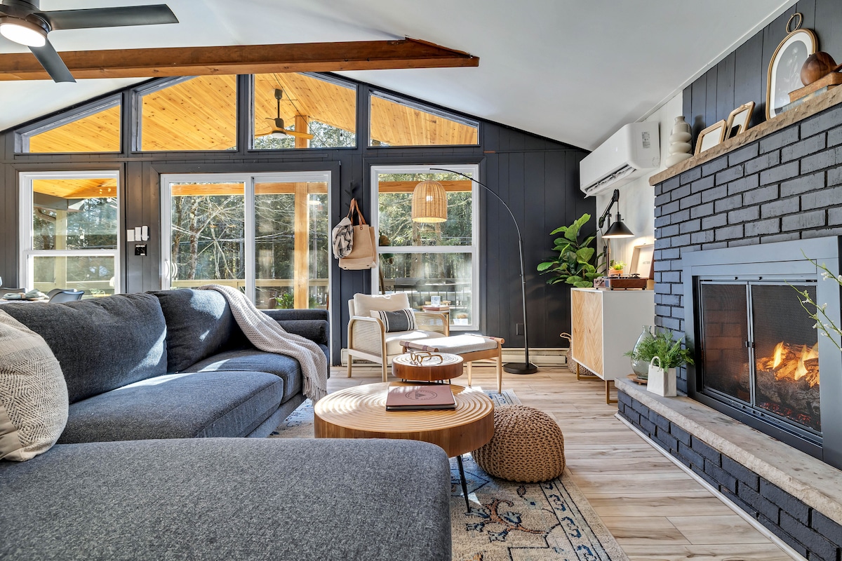 4BR | Hot Tub | Karaoke | Close to Skiing image 1