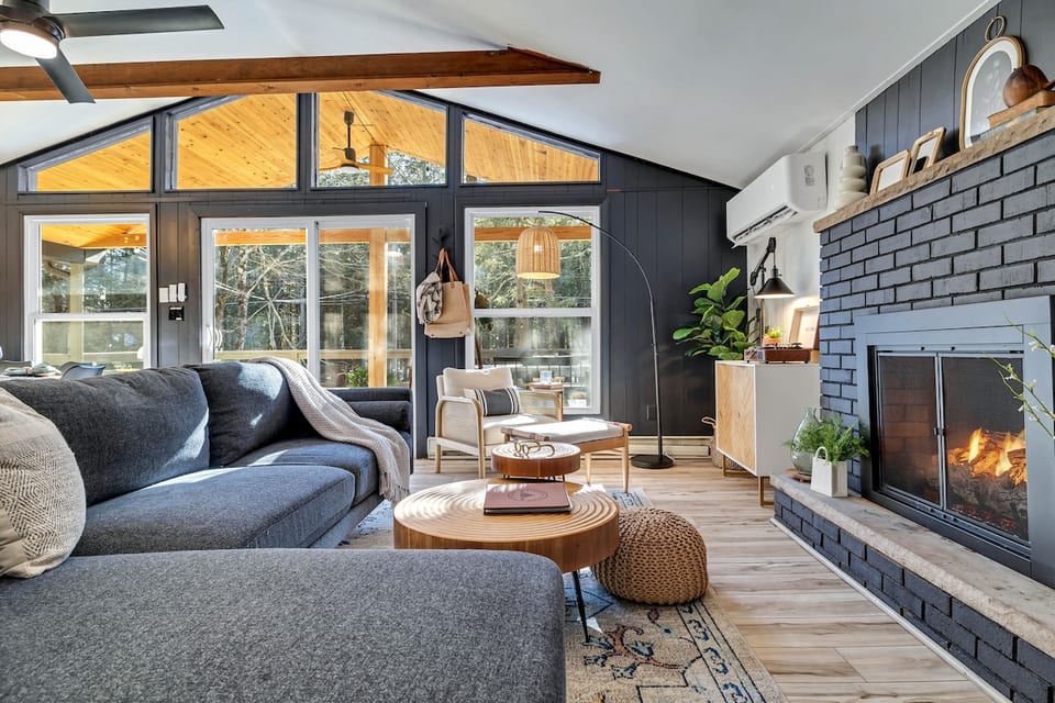 4BR | Hot Tub | Karaoke | Close to Skiing image 1
