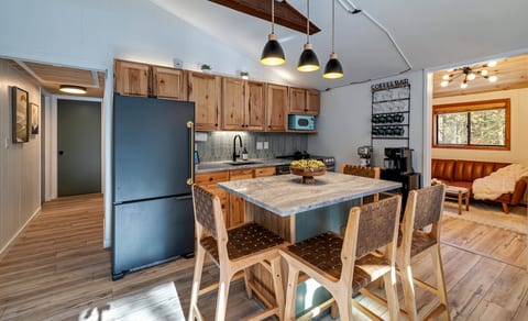 4BR | Hot Tub | Karaoke | Close to Skiing image 5