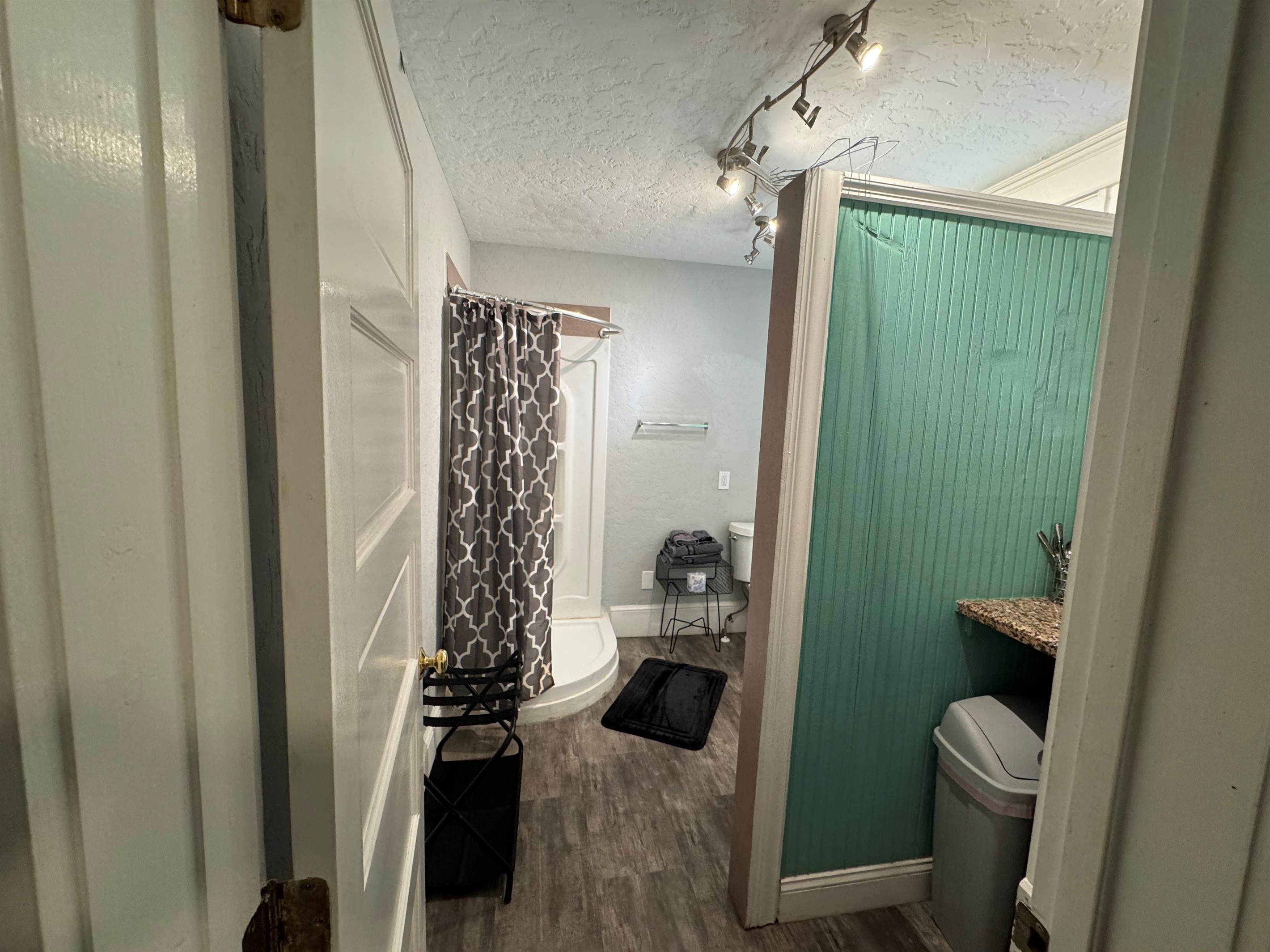 TINY unit in cottage in the middle of Downtown