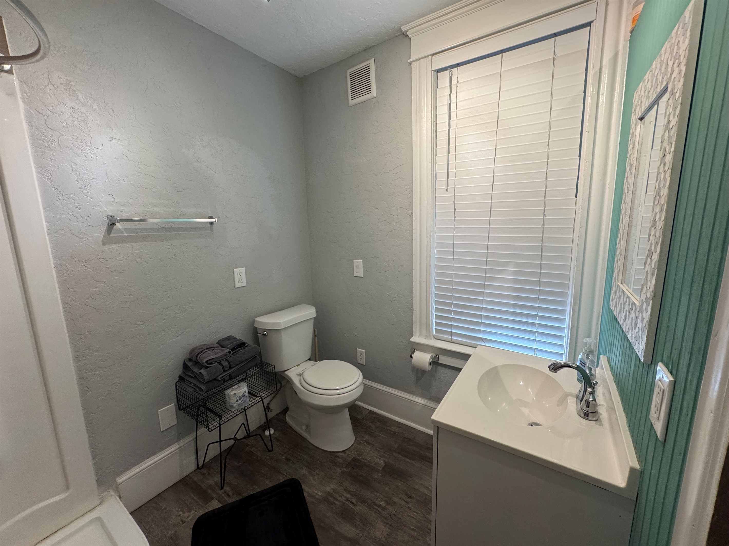 TINY unit in cottage in the middle of Downtown