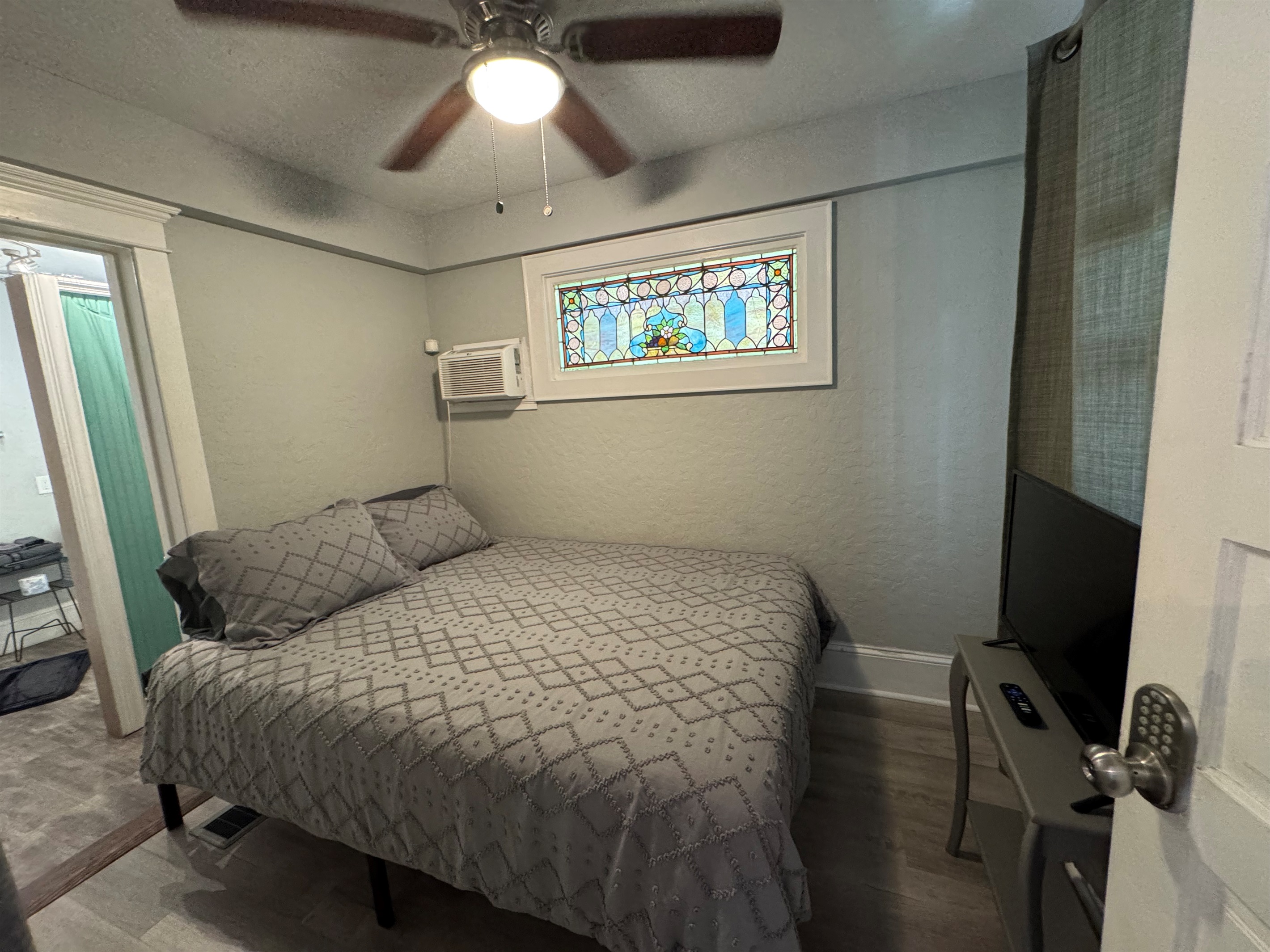TINY unit in cottage in the middle of Downtown