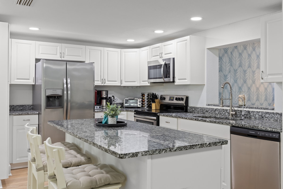 ami-beaches-heated-salt-pool-spa-large-yard/