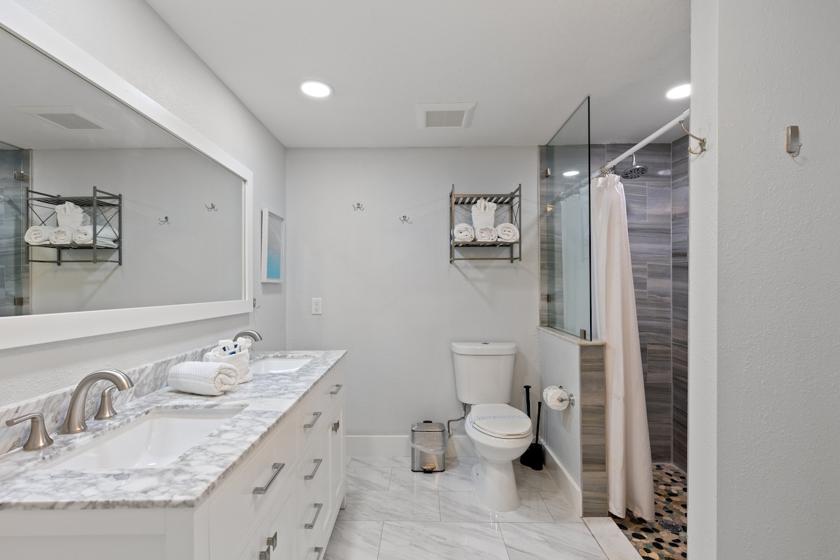 ami-beaches-heated-salt-pool-spa-large-yard/