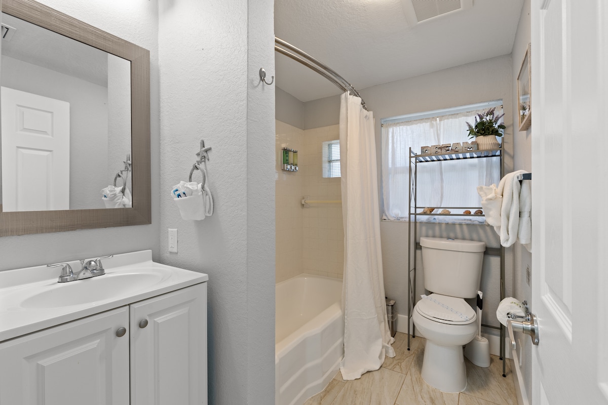 ami-beaches-heated-salt-pool-spa-large-yard/