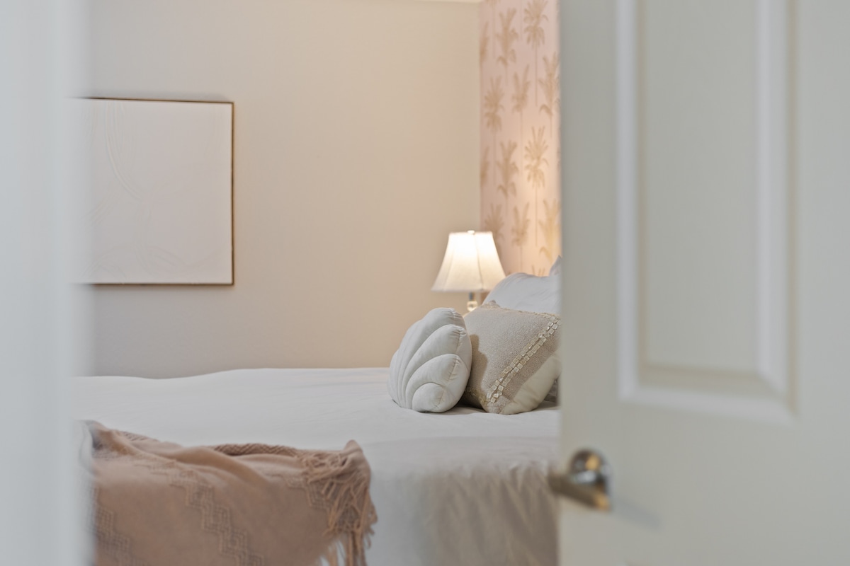 ami-beaches-heated-salt-pool-spa-large-yard/