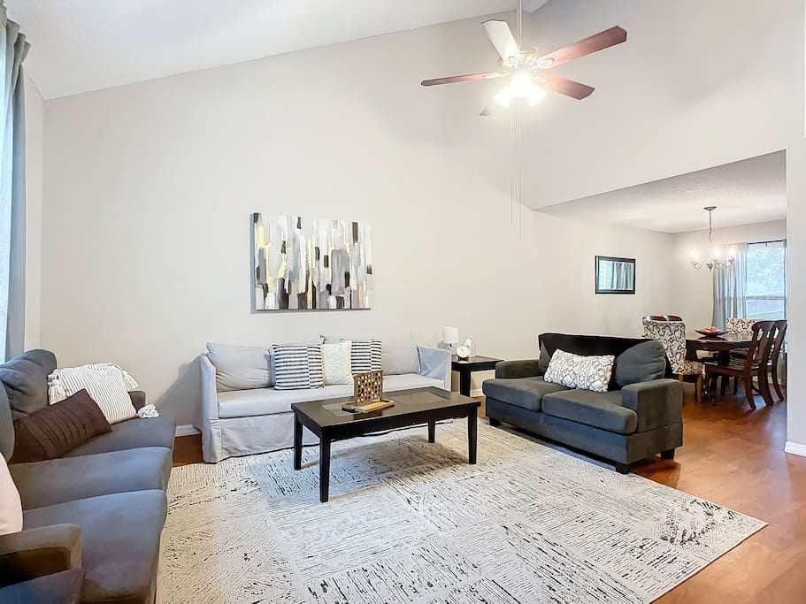 ¡Casa espaciosa de 4 habitaciones y 3 baños, ubicada en el centro! - Port Orange