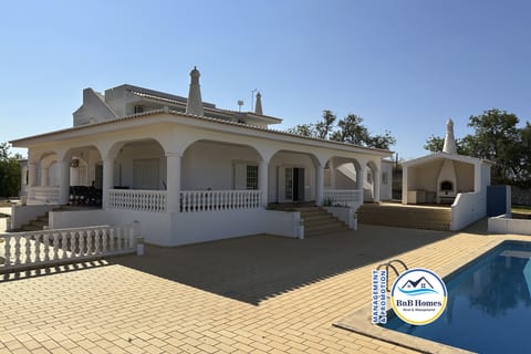 BnB Homes Comfortable Villa with 5 bedrooms &pool