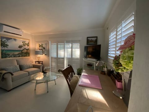Closest 1/1 to Vanderbilt Bch, full kitchen +more!