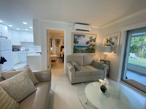 Closest 1/1 to Vanderbilt Bch, full kitchen +more!