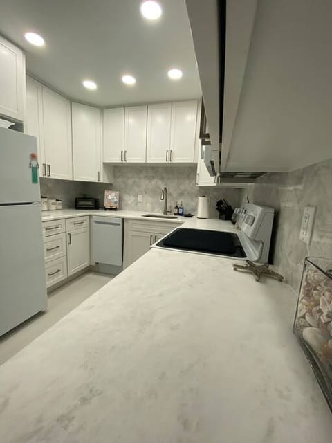 Closest 1/1 to Vanderbilt Bch, full kitchen +more!