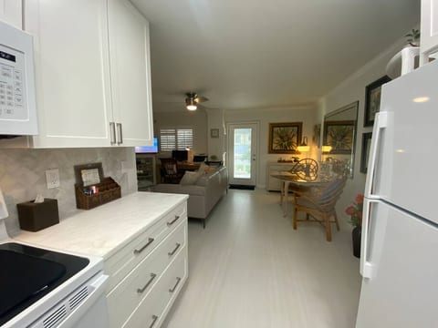 Closest 1/1 to Vanderbilt Bch, full kitchen +more!
