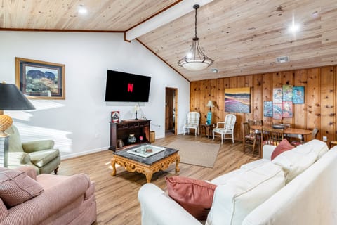 BOAT Rentals | KING BED | Extra Cabin Sleeps 15