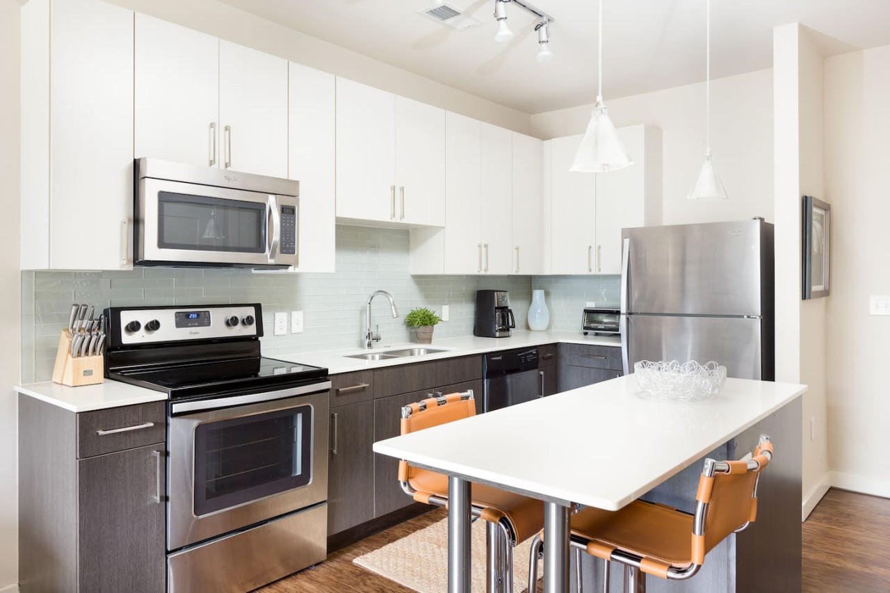 bold-and-beautiful-apartment-or-inman-park/